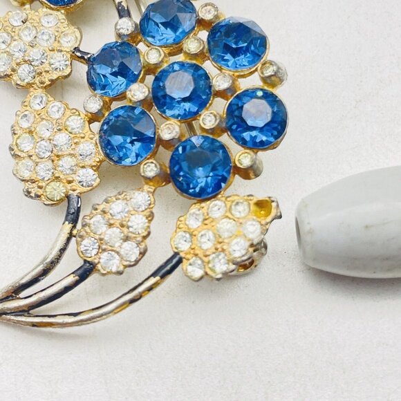 Vintage Double Flower Stem Pin Blue and Clear Rhinestones Gold Tone Floral READ - Picture 2 of 7
